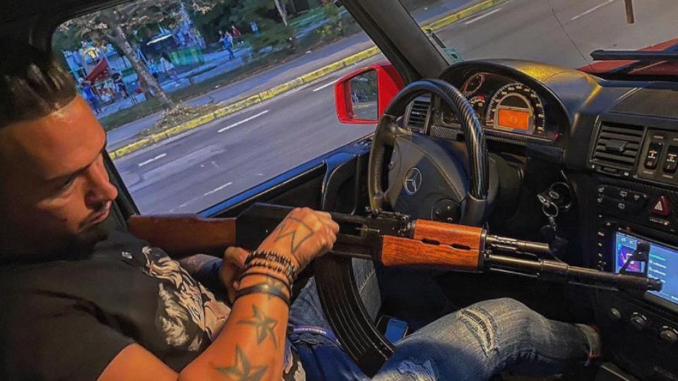 Джино пътува в колата си с... калашник! Джино пътува в колата си с... калашник!
