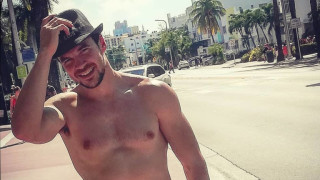 Ивайло Захариев чисти без дрехи