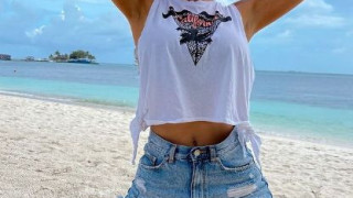 Жанета Осипова се снима на Малдивите с огромен… орех! (ФОТО)