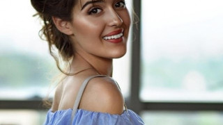 Мари на Гала дава пръстени на баба си