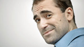 Драго Симеонов носи пуловерите на жена си