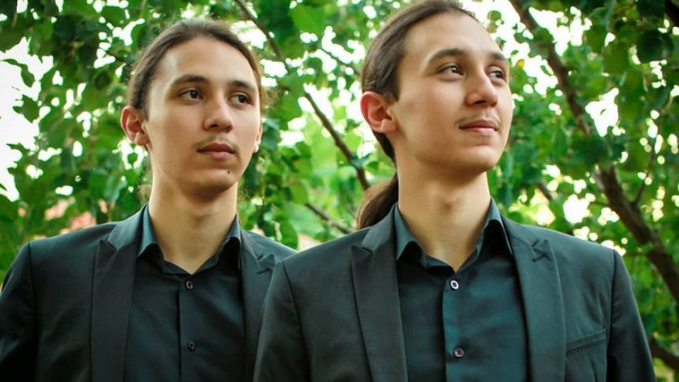Хасан и Ибрахим два пъти празнуват рождения си ден (Виртуозните пианисти честват 18 г. с Крисия)