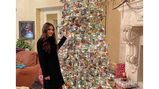 Фолк певицата Теодора украси елха гигант в САЩ (СНИМКИ)