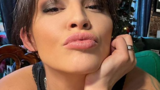 Деси Цонева разхвърля дрехи във Виена