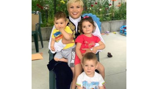 Николина Чакърдъкова с внуче на Коледа! Щерка й роди бебе Силвия