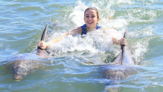 Бившата на Христо Сираков танцува с делфин (ФОТО)