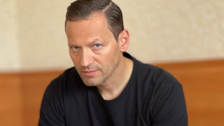 Какво се случва с Орлин Павлов? Актьорът притесни феновете си със снимка