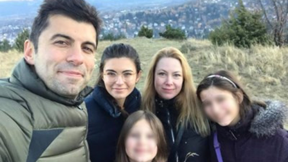 Щерката на Кирил Петков с боядисана коса за 10-я си РД (Вижте новата визия на малката Ана - Фото) Щерката на Кирил Петков с боядисана коса за 10-я си РД (Вижте новата визия на малката Ана - Фото)