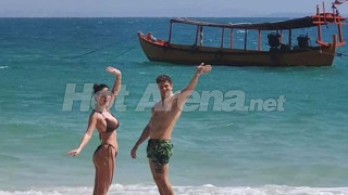 Иво Аръков и Радост Драганова в Камбоджа - тя  в пандиза, той  на плажа (Снимки)