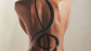 Нети с огромен татус на гърба