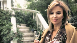 Ирина Тенчева не пуска чашката