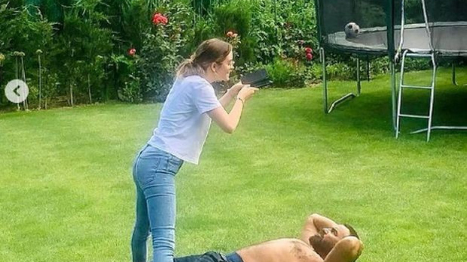 Дъщерята на Азис не знае песните му Дъщерята на Азис не знае песните му
