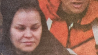 Деси Слава като пенсионирана готвачка от ГУСВ, излязла на разходка с двете си внучета