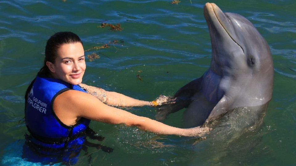 Плеймейтка стана приятел с делфини! Дениз Хайрула посреща Нова година в Доминикана (СНИМКИ)