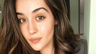 Драма: Щерката на Гала страда от рядка болест на ставите