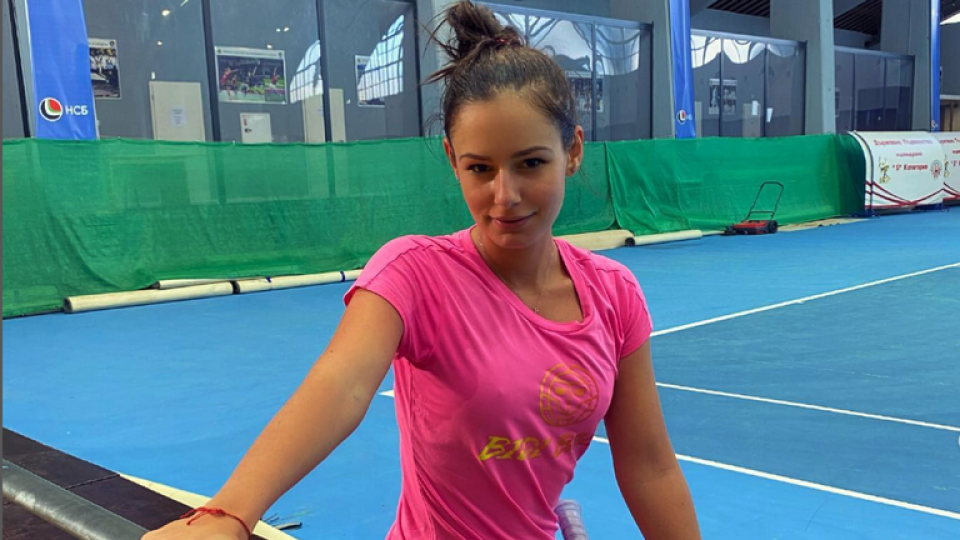 Знойна тенисистка изкушава „Лудогорец“ в Турция! Футболисти търсят къде е терасата на Юлия Стаматова