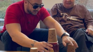 Шише ракия не можа да се опъне на Фънки и Коцето! Басистът празнува рожден ден с певеца