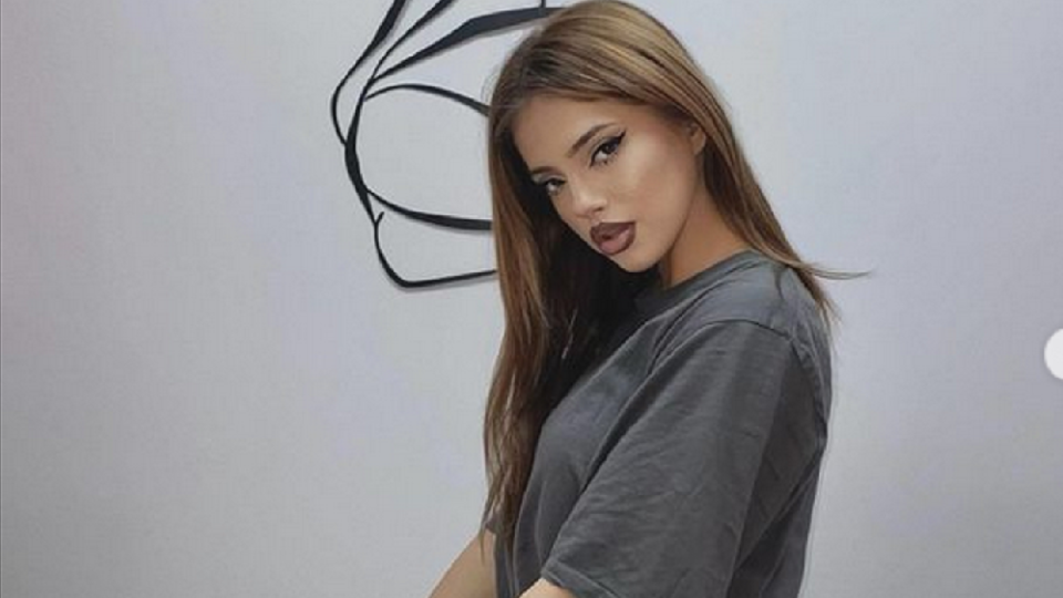 Фен на Дара иска да играе шах по тялото й Фен на Дара иска да играе шах по тялото й