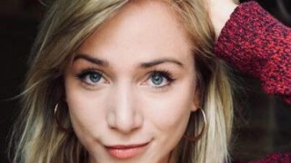 Внучката на Тодор Колев лъсна дибидюс (Тайни скандални кадри от кабаретното й шоу)