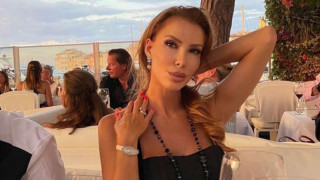 Ирен Онтева държи патлака с две ръце