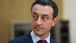Даниел Лорер  бил плейбой,  сключил забранен брак с жена си