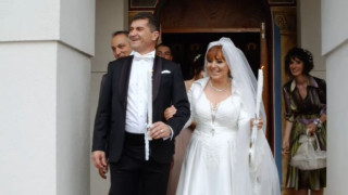 Мъжът на здравната министърка продава часовници против хъркане (Снимки)