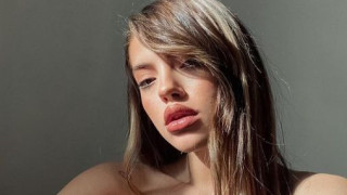 Специални ритуали! Дара се разтяга, преди да се отдаде на мъж