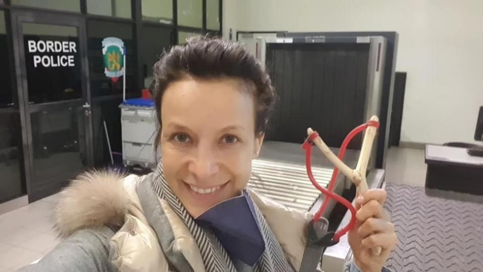 Прибраха прашката на Яна Маринова на летището (Снимка)