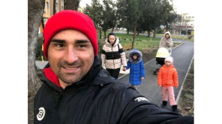 „Мистър Менхънт“ спасява бежанци от Украйна