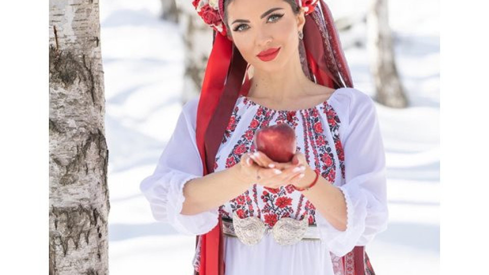 Вижте фолк певицата Райна като Ева с… народна носия! (СНИМКИ)