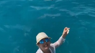 Катето Евро храни риби на Сейшелите