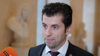 Кирил Петков си скубе веждите? Фото отпреди 25 години го показва в различна светлина (Вижте по-долу)