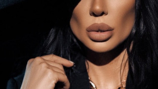 Лорена нахлупи патриотична шапка и заклейми войната в Украйна