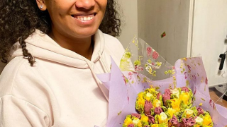 Део глези жена си с букет от мъфини