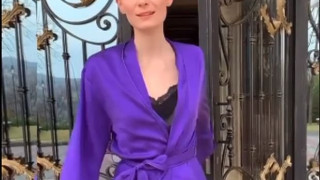 Нора Шопова по пижама пред блока