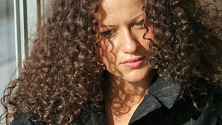 Певицата Белослава скърби: Сърцето ми се сви и се смали, откакто баба се разболя