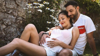 Докато дава оценки в „България търси талант“: Мъжът на актрисата Евелин Костова стана детегледачка