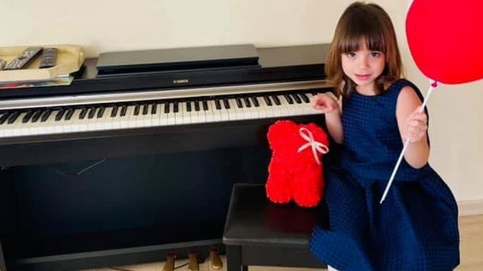 Дъщерята на Кадиев тръгна на уроци по пиано (Снимка)