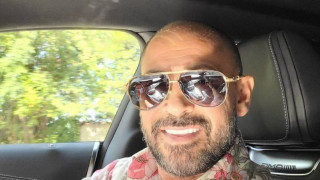 Фенове искат автограф от Ванко 1 на колите