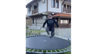 Милко Калайджиев се вдетини, скача на батут