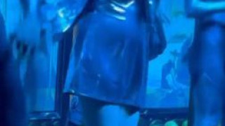 Резил: Емилия се върна на сцената с огромен корем и неподходящ тоалет (СНИМКИ)