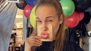 Алекс Раева се гаври със силиконки! Вижте с каква снимка им се подиграва