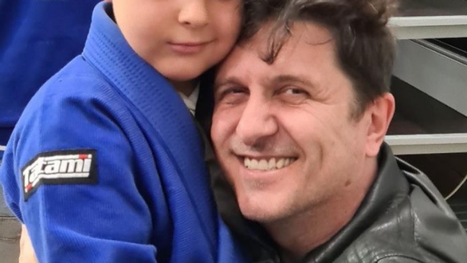 Асен Блатечки  взима сина си с  мотор от училище