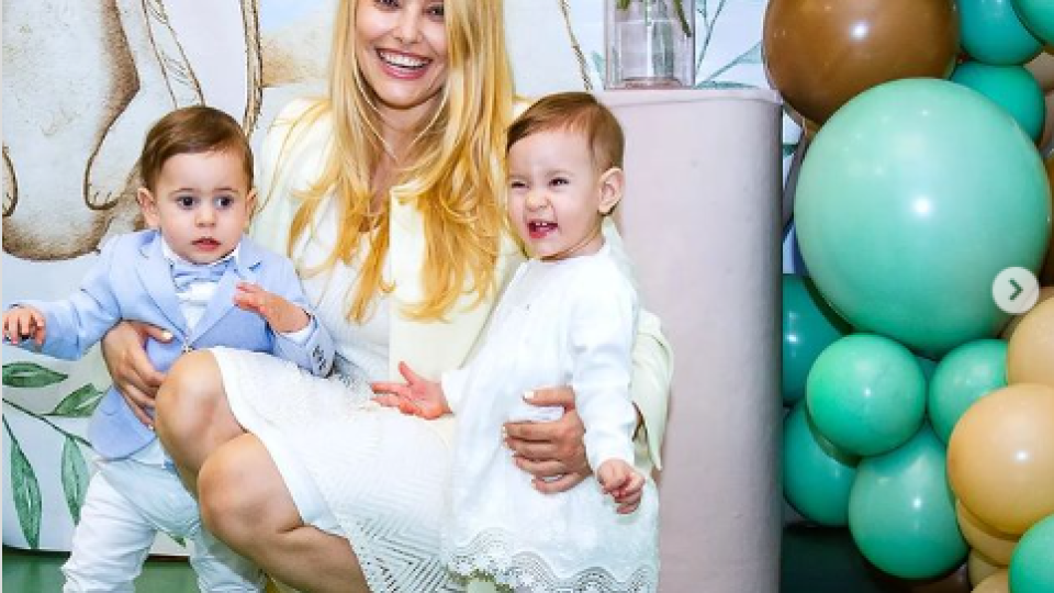 Ева Веселинова кръсти близнаците,  продължава да крие бащата на децата