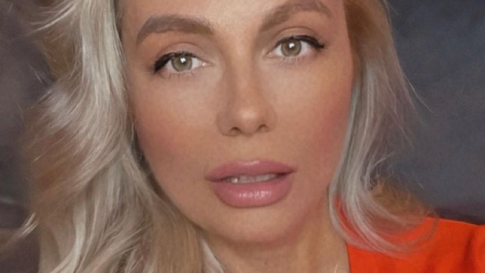 Венета Райкова трепери за цветята на балкона Венета Райкова трепери за цветята на балкона