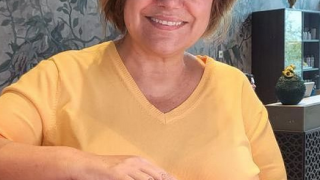 Марта Вачкова се фука с лилав маникюр