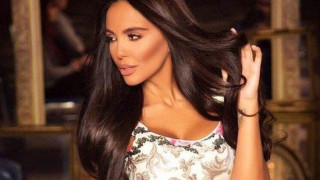 Николета боядисва яйца за Боби Михайлов в Балкана (Снимки)