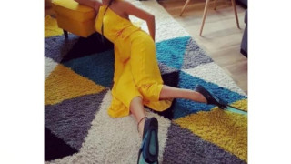 Алекс Раева с плавници в хола