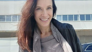 Яна Маринова покани само роднини на своя премиера