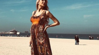 Антония Петрова  едва скрива  наедрелия корем